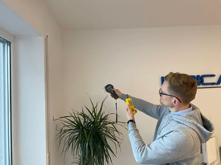 Experte misst Raumtemperatur mit PRofigerät und Laser im Test